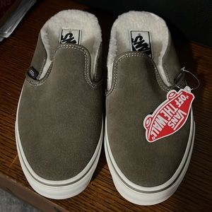 Vans Sherpa Slides Size 9 in women’s & Size 7 1/2 in men’s